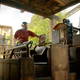 Un miembro del reparto de Disney limpia un vehículo en el nuevo video lanzado por Disney Parks en YouTube